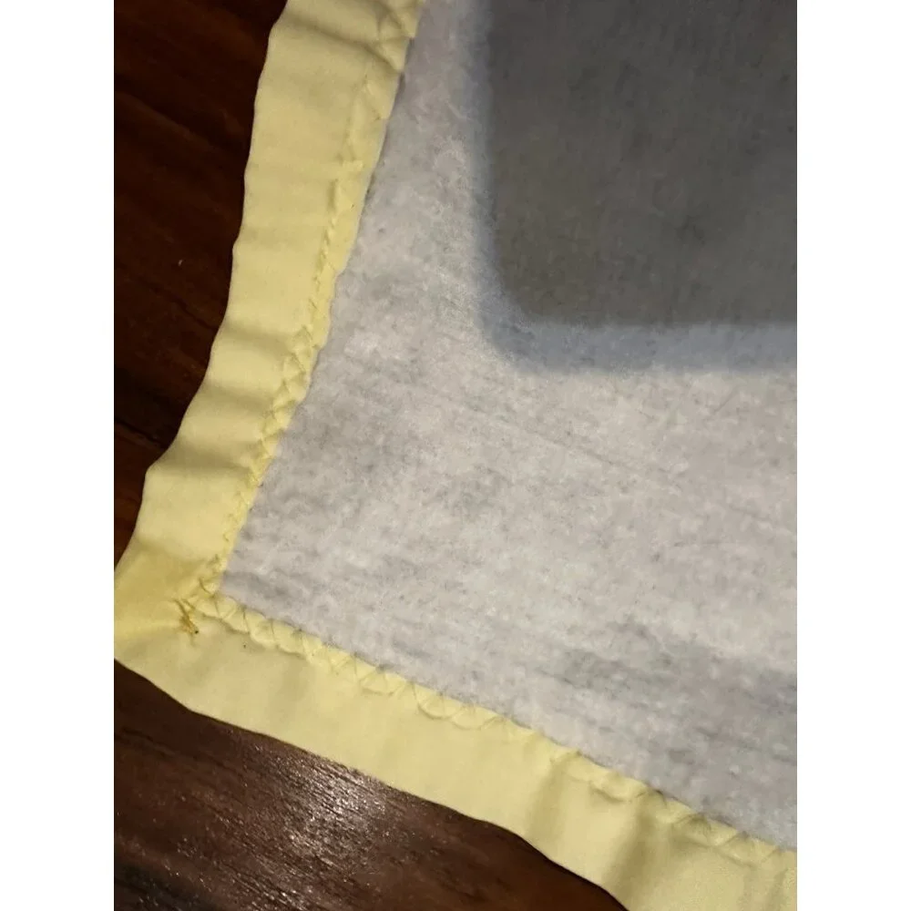 Vtg‎ Chatham Pale Yellow Acrylic Baby Crib Blanket Satin Trim Lovey 30 X 40 USA